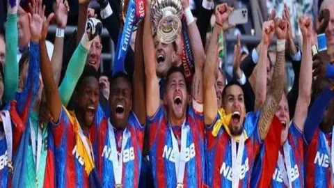 “香港女子花剑世界杯香港站：港队团体赛获第15名，江旻憓助威旧队友”